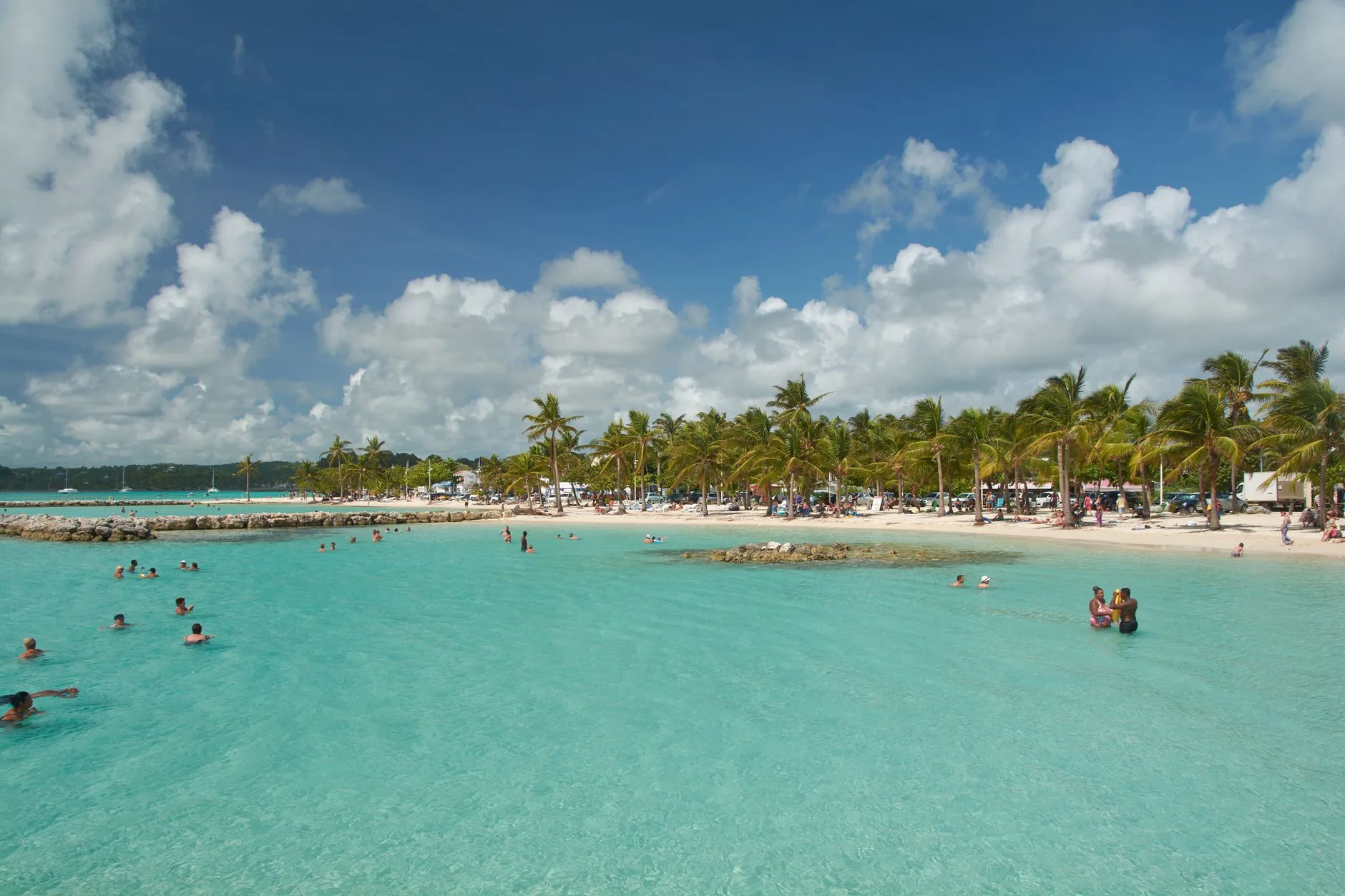 Bungalows et front de mer tropical en Guadeloupe