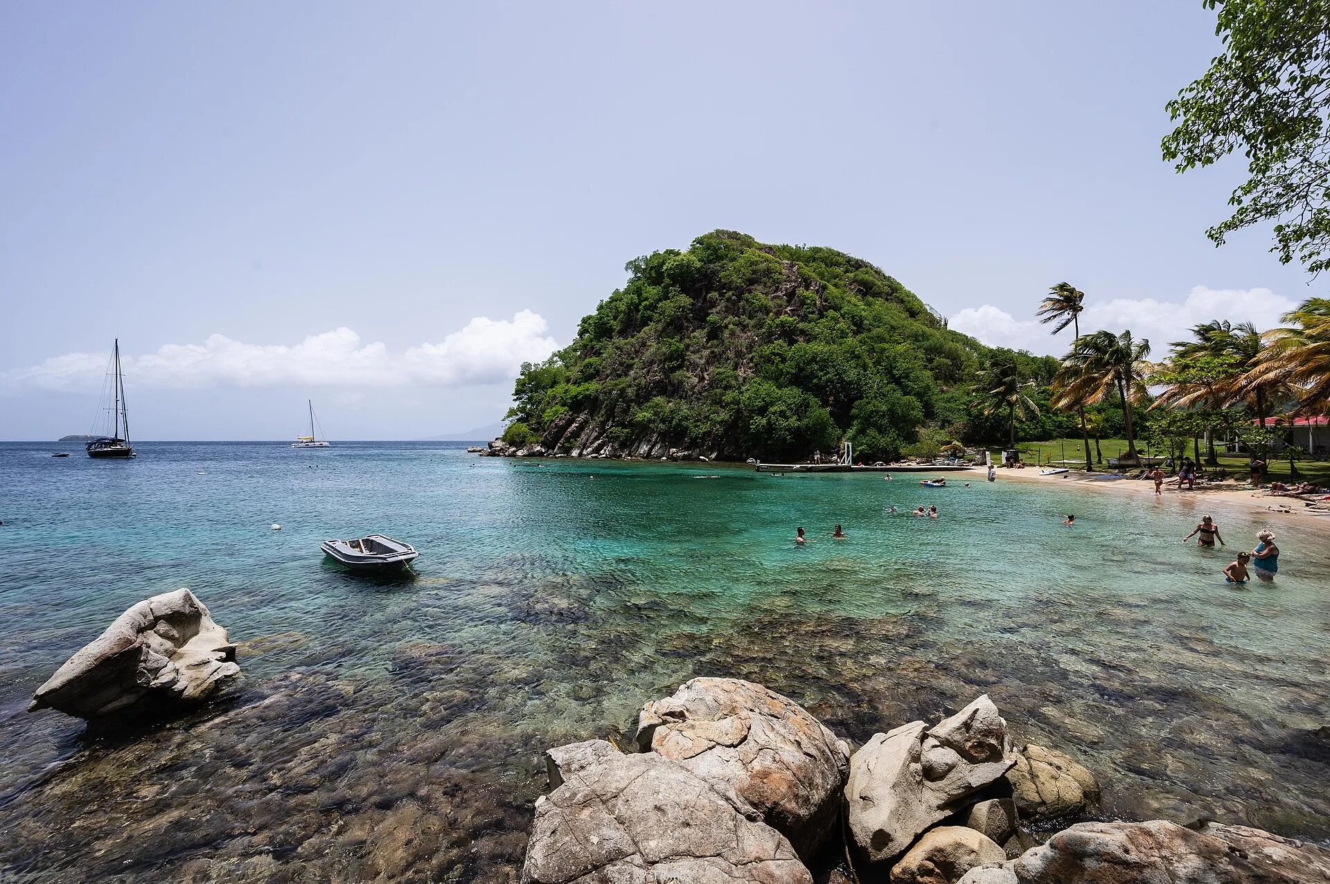 Baie aux eaux turquoise et fonds clairs où l'on se baigne, dans l'archipel de la Guadeloupe